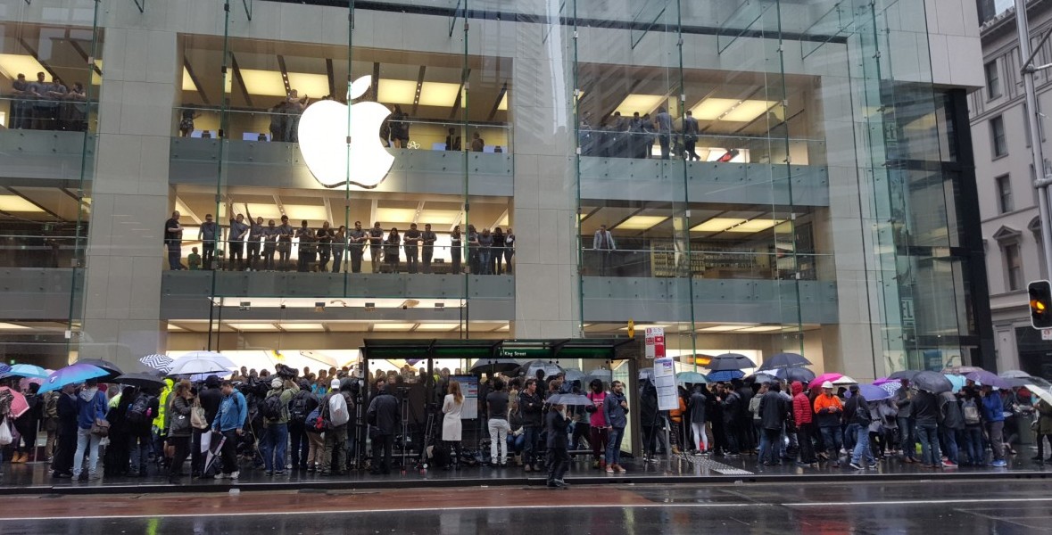 Hundreds queue in Sydney to get their hands on the new iPhone 6S. Photo: Gizmodo Australia