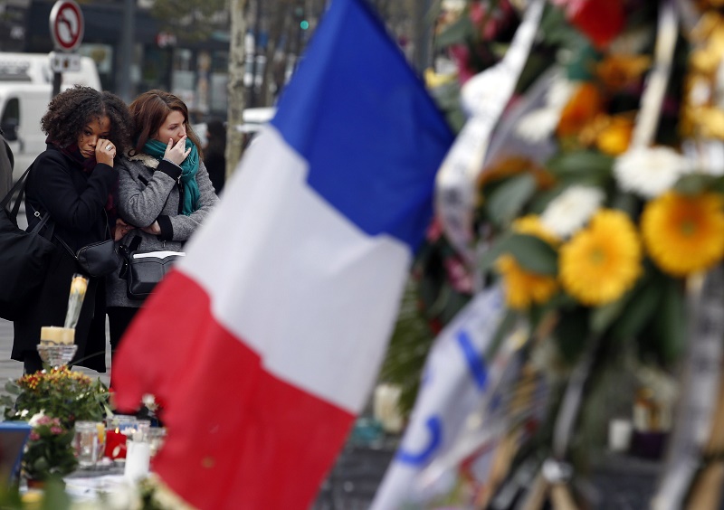 Two women cry as they pay tribute to the victims of Paris attacks at the Place de la Republique in Paris, France, November 27, 2015. Photo: Eric Gaillard Reuters