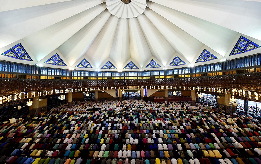 Malaysian Muslims offer Eid-ul-Fitr prayers at the National mosque in Kuala Lumpur. Photo: Manan Vatsyayana/ AFP