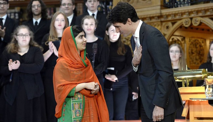 Pakistani activist and Nobel Peace Prize winner Malala Yousafzai, left, is presented with an honorary Canadian citizenship by Prime Minister Justin Trudeau in Parliament Hill in Ottawa on April 12, 2017. Photo: Adrian Wyld/The Canadian Press